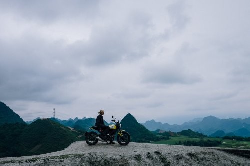 Laura Heidenreich trên chặng đường ra khỏi thị trấn Sa Pa.