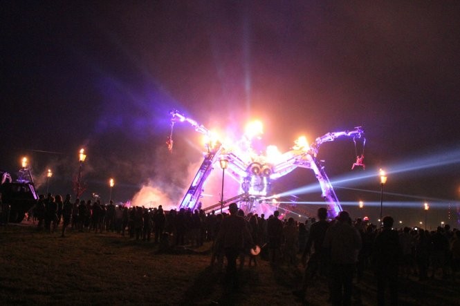 Lễ hội âm nhạc Glastonbury càng sôi động khi đêm xuống - Ảnh: wordpress