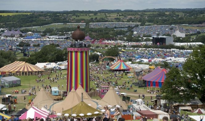 Du khách tràn ngập tại lễ hội âm nhạc Glastonbury 2015 - Ảnh: nyt
