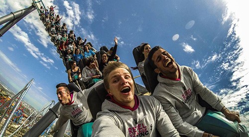 TạiDisney, du khách không được dùng gậy selfie để chụp ảnh trước khu vực tàu lượn.