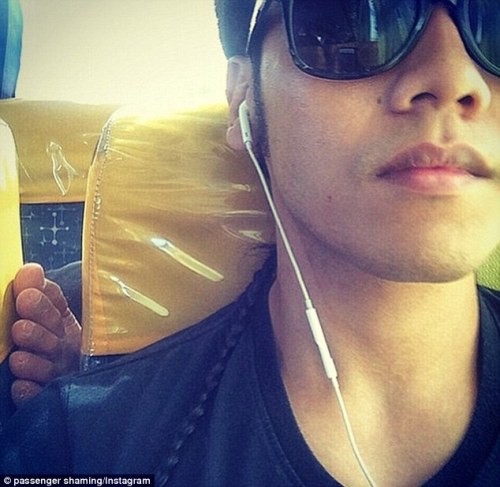 Để có tư thế thỏa mái cho mình, hành khách vô tình lại đem đến phiền phức cho người khác.