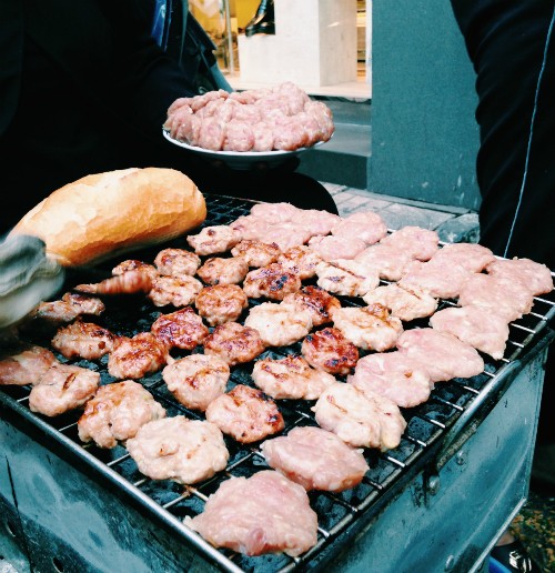 Bánh mì ở đây "ghi điểm" nhờ thịt nướng chất lượng.