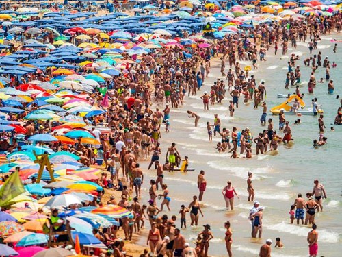 Nhiều du khách cho biết họ đã hối hận khi đổ xô tới bãi biển Levante ở Benidorm, Tây Ban Nha vì nơi đây lúc nào cũng chật kín người và hầu như không còn không khí để thở. Cũng theo thống kê của quốc gia này, tháng 6 có 29,2 triệu du khách tới Tây Ban Nha. Nhiều du khách cho biết họ đã hối hận khi đổ xô tới bãi biển Levante ở Benidorm, Tây Ban Nha vì nơi đây lúc nào cũng chật kín người và hầu như không còn không khí để thở. Cũng theo thống kê của quốc gia này, tháng 6 có 29,2 triệu du khách tới Tây Ban Nha.