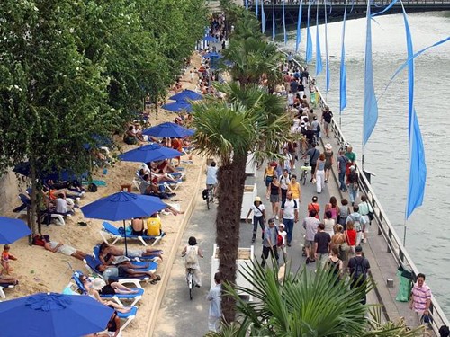 Nhiều người không có điều kiện tới biển tránh nóng đã tới tắm nắng trên bãi cát nhân tạo bên bờ sông Seine, Paris, Pháp. Theo ý kiến của nhiều du khách, họ không hiểu sao ngườidân Paris lại có thể hài lòng với "bãi biển" này và xếp nó vào một trong những bãi biển buồn tẻ nhất thế giới. Nhiều người không có điều kiện tới biển tránh nóng đã tới tắm nắng trên bãi cát nhân tạo bên bờ sông Seine, Paris, Pháp. Theo ý kiến của nhiều du khách, họ không hiểu sao ngườidân Paris lại có thể hài lòng với "bãi biển" này và xếp nó vào một trong những bãi biển buồn tẻ nhất thế giới.