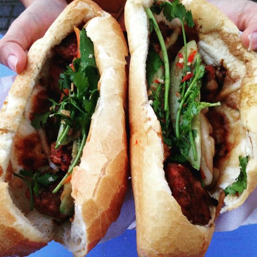 Khi đến tay khách, mọi ổ bánh mì đều giòn và nóng hổi. Khi đến tay khách, mọi ổ bánh mì đều giòn và nóng hổi.