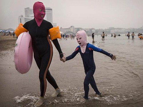 Một số bãi biển ở Trung Quốc cũng rơi vào tình trạng ô nhiễm. Do đó người dân đến tắm muốn đảm bảo không bị dị ứng da sẽ phải mặc quần áo và đeo khẩu trang kín mít. Một số bãi biển ở Trung Quốc cũng rơi vào tình trạng ô nhiễm. Do đó người dân đến tắm muốn đảm bảo không bị dị ứng da sẽ phải mặc quần áo và đeo khẩu trang kín mít.