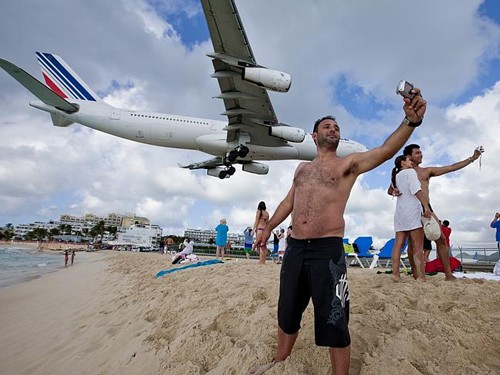 Maho là một bãi biển tuyệt đẹp, nằm ở biển Caribbean. Tuy nhiên, nơi đây lại quá gần sân bay Princess Juliana nên du khách không thể tránh khỏi việcvừa tắm biển vừa chấp nhận cảnh máy bay lượnngay trên đầu mình với khoảng cách gần. Maho là một bãi biển tuyệt đẹp, nằm ở biển Caribbean. Tuy nhiên, nơi đây lại quá gần sân bay Princess Juliana nên du khách không thể tránh khỏi việcvừa tắm biển vừa chấp nhận cảnh máy bay lượnngay trên đầu mình với khoảng cách gần.