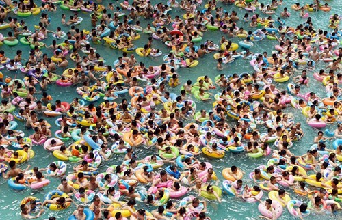 Việc đông nghẹt người xuống biển, hồ bơi để tắmở Trung Quốc không còn là điều mới mẻ đối với du khách thế giới. Tuy nhiên, do lượng người quá đông nên du khách xuống tắm cũng không thể bơi hay lặn thỏa thích. Việc đông nghẹt người xuống biển, hồ bơi để tắmở Trung Quốc không còn là điều mới mẻ đối với du khách thế giới. Tuy nhiên, do lượng người quá đông nên du khách xuống tắm cũng không thể bơi hay lặn thỏa thích.