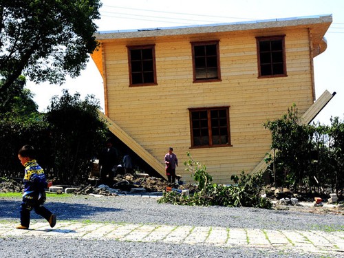 Nhà lộn ngược, Trung Quốc Nếu bạn thích cảm giác nhảy múatrên trần nhà,hãy đến làng tranh dân gian Trung Quốc, thuộc thị trấncổ Fengjing, phía nam Thượng Hải. Bên trong, mọi thứ từ bàn ăn tối đếngiường ngủ trẻ emđều được sắp xếp với vị trí thách thức trọng lực.