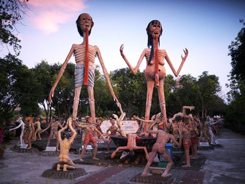 Vườn Địa ngục, Thái Lan Dấu hiệu đầu tiênđể bạn biết mình đến khu vườn này làtấm biển “Chào mừng tới Địa ngục”. Vườn địa ngục Wang Saen Suk mô tảchi tiết hình phạt dành cho những người phạm tội khi còn sống. Đó là những màn tra tấn dã mannhư xiên qua da thịt, mổ bụng... Có thể khi xem những bức tượng này, bạn sẽ muốn làm một vài việc thiện trước khi đến thăm.