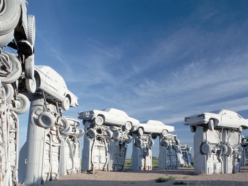 Carhenge,ở Nebraska Carhenge được dựng nên bởi nghệ sĩ Jim Reinders cùng gia đình để tỏ lòng tôn kính với cha mình và tạo sự độc đáo. Nó được coi như bản sao của tượng đài cự thạchStonehenge nổi tiếng ở Anh, khi sử dụng38 chiếc xe cổ sơn màu xám và sắp xếp theo tỷ lệ đúng như nguyên mẫu. Sau này, một số tác phẩm xe nghệ thuật được bổ sung vào bộ sưu tập, bao gồm Ford Seasons của Reinders lấy cảm hứng từ tác phẩm âm nhạc Four Seasons của Vivaldi.