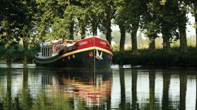 Tàu du lịch Belmond Napoleon xuôi trên sông Rhone, Provence - Ảnh: CNN