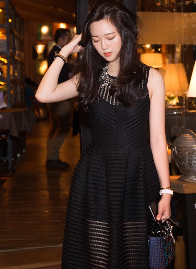 Từ nhỏ, Anh Sa được mẹ cho học ở trường quốc tế nên sử dụng tiếng Anh thành thạo. Anh Sa du học Mỹ từ những năm học phổ thông. Người đẹp 9X dành hầu hết thời gian để học tập và chỉ thỉnh thoảng xuất hiện cùng mẹ tại các sự kiện của làng giải trí. Giáng My luôn tự hào về cô con gái ngoan ngoãn, khiêm tốn và biết tự lập trong cuộc sống.