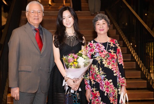 Anh Sa bên ông bà ngoại.