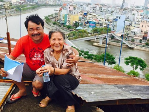 NSƯT Lê Thiện (phải) và đạo diễnPhương Điền trên trường quay phim "Người đàn bà ngủ trên nóc nhà".