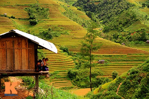 Khách du lịch luôn lưu luyến mảnh đất vùng cao và nụ cười trong veo của những đứa trẻ vùng sơn cước