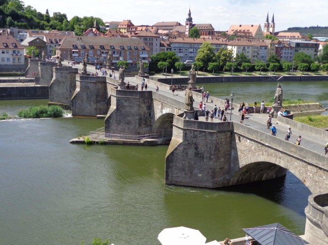 Bạn sẽ bước qua cây cầu cổ xây dựng từ thế kỷ 15 được trang trí bằng 12 bức tượng thánh để vào trung tâm thành phố -Ảnh: wordpress Bạn sẽ bước qua cây cầu cổ xây dựng từ thế kỷ 15 được trang trí bằng 12 bức tượng thánh để vào trung tâm thành phố -Ảnh: wordpress