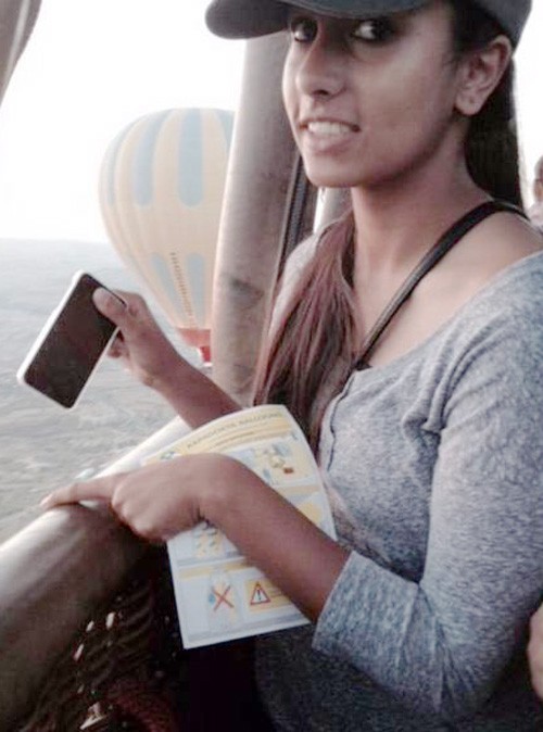 Một du khách khá rụt rè giơ iphone khi đang trên khinh khí cầu. Ảnh:Instagram. Một du khách khá rụt rè giơ iphone khi đang trên khinh khí cầu. Ảnh:Instagram.