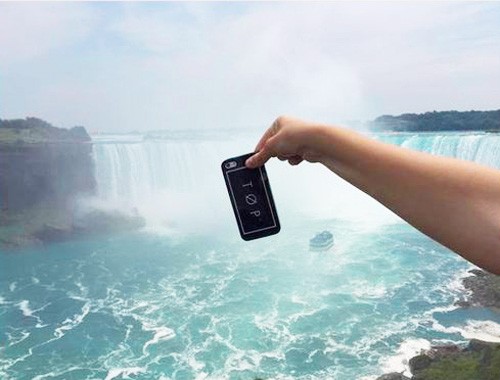 Lấy cảm hứng từ đoạn video của ban nhạc Mỹ Twenty One Pilots, người tham gia thử thách mạo hiểm với "dế cưng" phải nhón hai ngón tay cầm vào góc điện thoại, giơ ra trước những địa điểm mà nếu lỡ sơ sảy, bạn sẽ phải chia tay điện thoại của mình. Trong ảnh là một người tham gia thử thách mang tên #extremephonepinching ở thác Niagara. Ảnh:Instagram. Lấy cảm hứng từ đoạn video của ban nhạc Mỹ Twenty One Pilots, người tham gia thử thách mạo hiểm với "dế cưng" phải nhón hai ngón tay cầm vào góc điện thoại, giơ ra trước những địa điểm mà nếu lỡ sơ sảy, bạn sẽ phải chia tay điện thoại của mình. Trong ảnh là một người tham gia thử thách mang tên #extremephonepinching ở thác Niagara. Ảnh:Instagram.