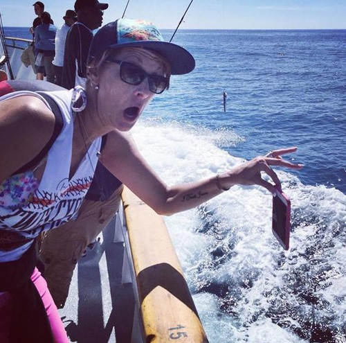 Tới trên biển bao la mà chắc chắc nếu trượt tay đây sẽ là lần cuối bạn nhìn thấy chiếc điện thoại của mình. Ảnh:Instagram. Tới trên biển bao la mà chắc chắc nếu trượt tay đây sẽ là lần cuối bạn nhìn thấy chiếc điện thoại của mình. Ảnh:Instagram.