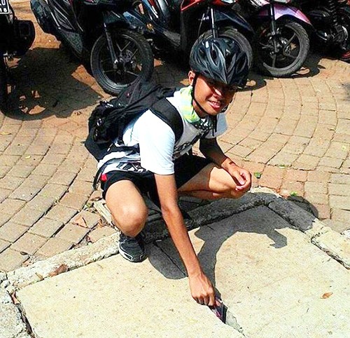 Không chỉ chụp ảnh, người tham gia thử thách cònquay video ghi lại quá trình thực hiện. Đoạn video nhón tay cầm điện thoại lâu bao nhiêu càng thể hiện độ liều lĩnh của người tham gia với "dế yêu"đắt tiền của mình. Ảnh:Instagram. Không chỉ chụp ảnh, người tham gia thử thách cònquay video ghi lại quá trình thực hiện. Đoạn video nhón tay cầm điện thoại lâu bao nhiêu càng thể hiện độ liều lĩnh của người tham gia với "dế yêu"đắt tiền của mình. Ảnh:Instagram.