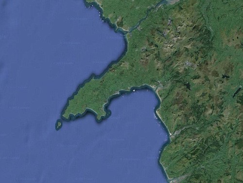 Nhìn từ trên cao, bán đảo Lleyn của xứ Wales có hình dáng bộ phận nhạy cảm của đàn ông. Nhìn từ trên cao, bán đảo Lleyn của xứ Wales có hình dáng bộ phận nhạy cảm của đàn ông.