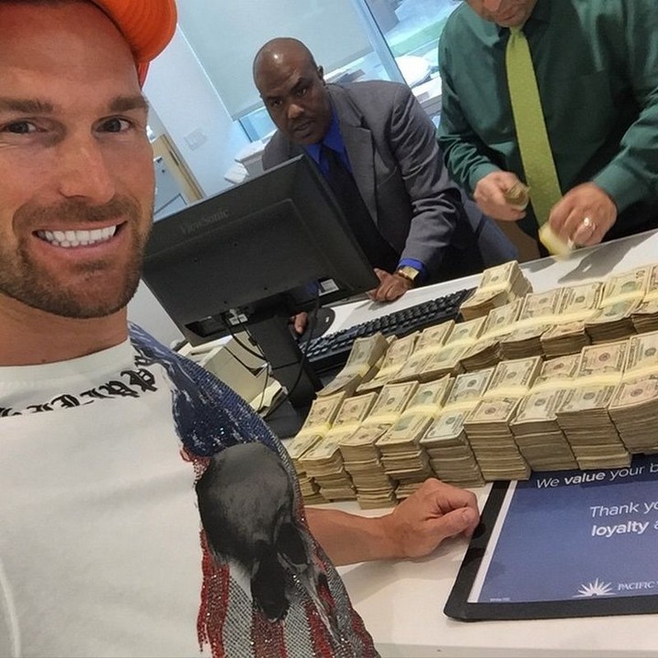 Cuộc sống trác táng của vợ chồng tỉ phú Mỹ với 10 hotgirl nóng bỏng ảnh 3