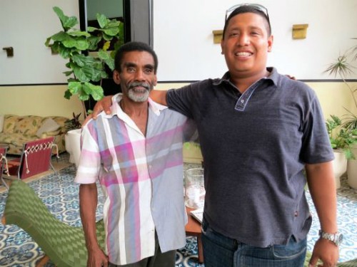 Alexis (bên phải) và người phiên dịch Tây Ban Nha. Ảnh:Lanee Lee