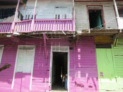 Những khung cửa sổ, tường được sửa sang lại, sơn màu sắc tươi mới lên. Ảnh:Lanee Lee