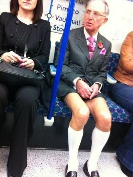 Quái dị những người.. không thích mặc quần ảnh 10