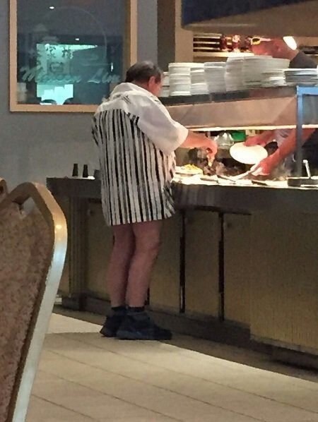 Quái dị những người.. không thích mặc quần ảnh 6