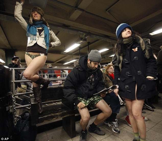 Quái dị những người.. không thích mặc quần ảnh 4