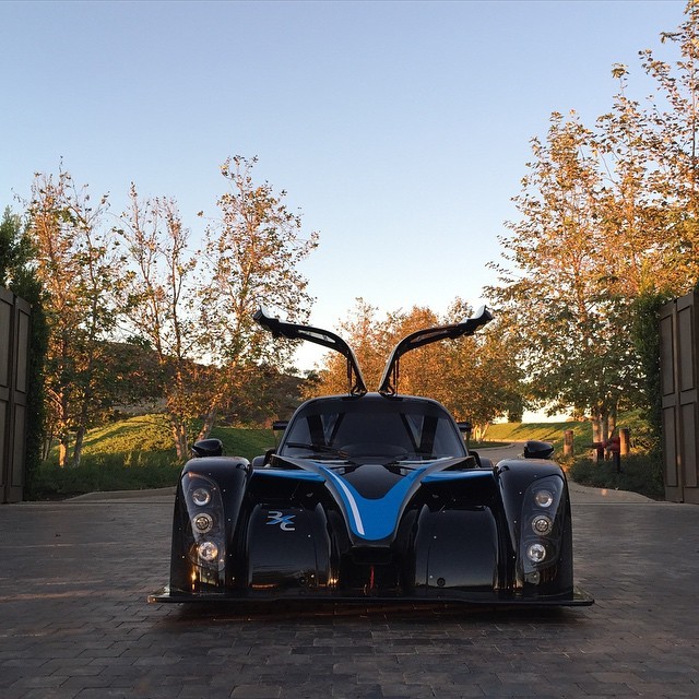 Tay chơi thác loạn khoe siêu xe, siêu vũ khí và dàn mĩ nhân nóng bỏng bị ném đá kinh hoàng ảnh 29