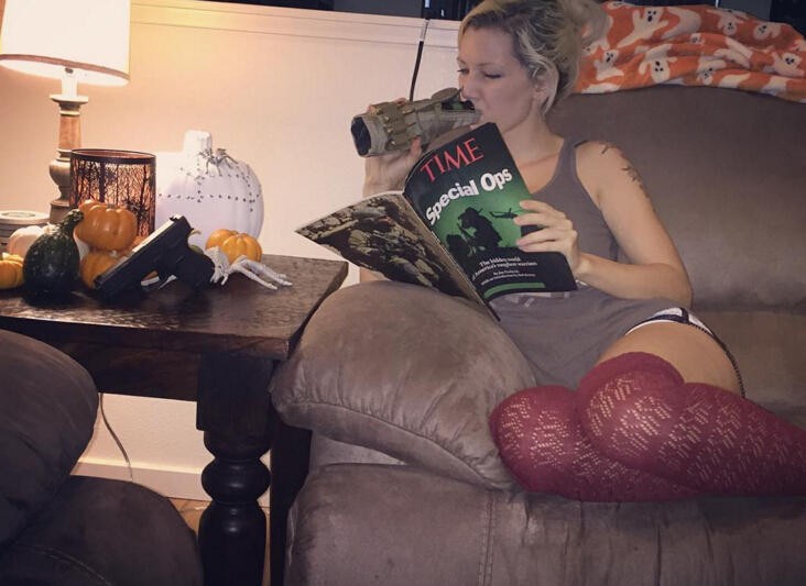 Bỏng mắt với giàn mỹ nhân gợi cảm thích bắn súng ảnh 7