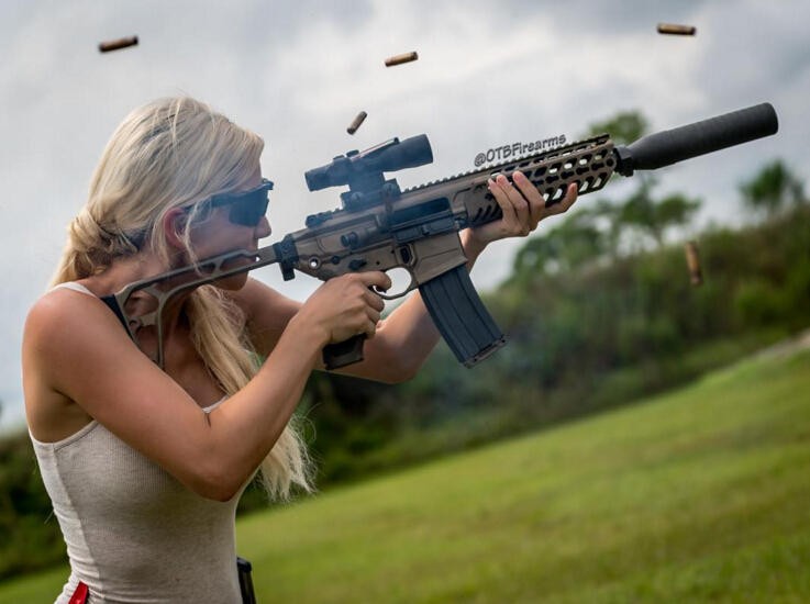 Bỏng mắt với giàn mỹ nhân gợi cảm thích bắn súng ảnh 12