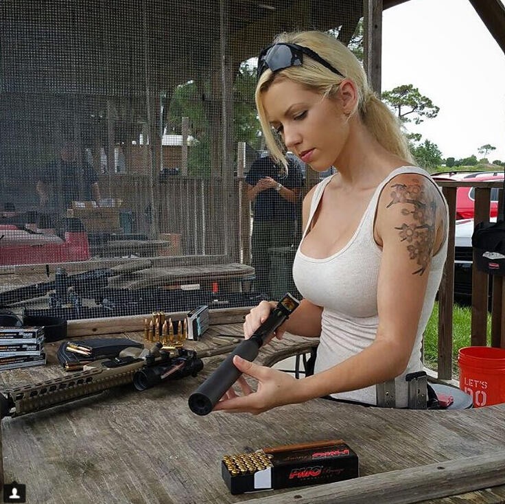 Bỏng mắt với giàn mỹ nhân gợi cảm thích bắn súng ảnh 13