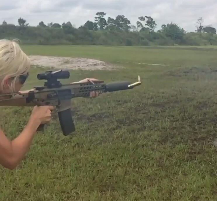 Bỏng mắt với giàn mỹ nhân gợi cảm thích bắn súng ảnh 15