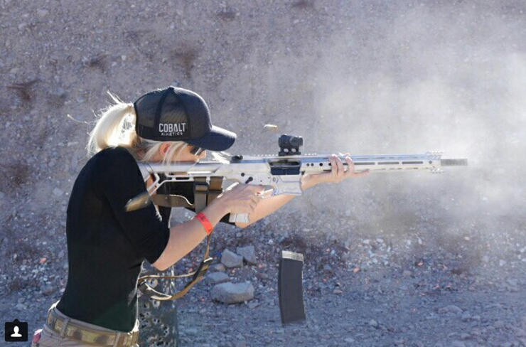 Bỏng mắt với giàn mỹ nhân gợi cảm thích bắn súng ảnh 18