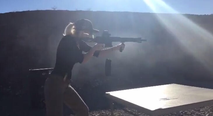 Bỏng mắt với giàn mỹ nhân gợi cảm thích bắn súng ảnh 19