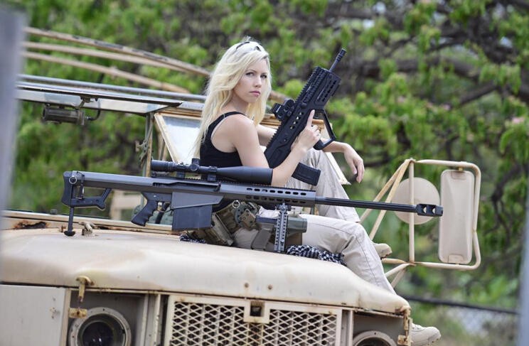 Bỏng mắt với giàn mỹ nhân gợi cảm thích bắn súng ảnh 20
