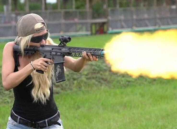 Bỏng mắt với giàn mỹ nhân gợi cảm thích bắn súng ảnh 24