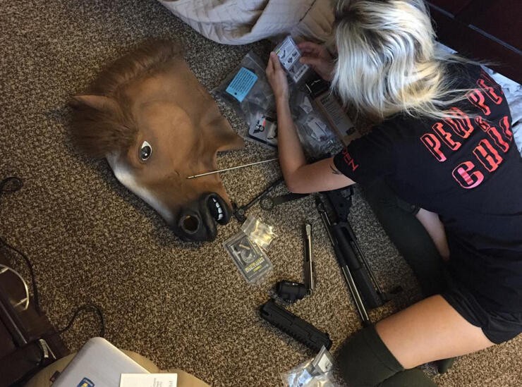 Bỏng mắt với giàn mỹ nhân gợi cảm thích bắn súng ảnh 10