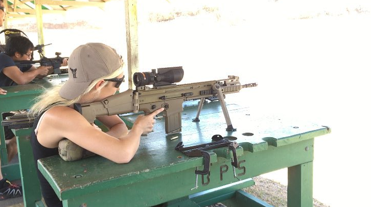 Bỏng mắt với giàn mỹ nhân gợi cảm thích bắn súng ảnh 27