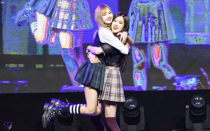 Cặp đôi này dính lấy nhau không rời