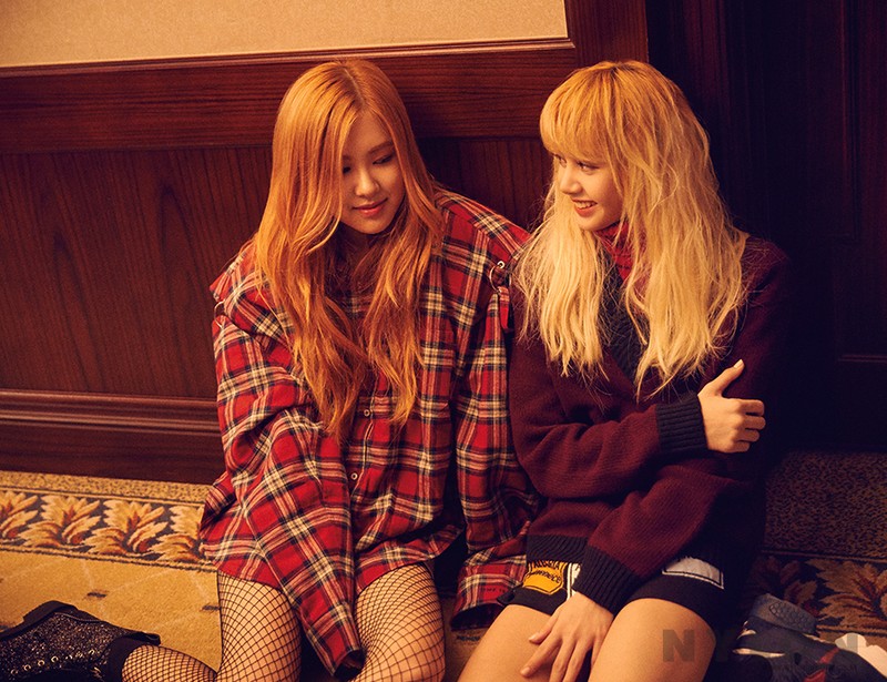 Rose và Lisa, hai thành viên của ban nhạc BLACKPINK