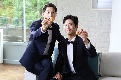 Vốn dĩ ngoài đời, Park Bo Gum lại rất thân thiết với Song Jong Ki – chồng của Song Hye Hyo vì hai người chung một công ty quản lý. Vốn dĩ ngoài đời, Park Bo Gum lại rất thân thiết với Song Jong Ki – chồng của Song Hye Hyo vì hai người chung một công ty quản lý.