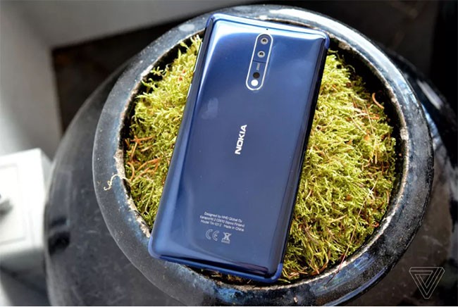 Nokia 8 (ảnh: The Verge)