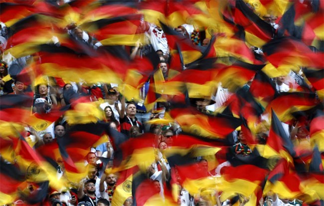 Người hâm mộ Đức vẫy cờ trước bước vào trận đấu với Mexico.