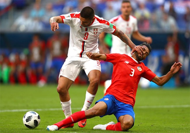 Giancarlo Gonzalez của Costa Rica trong một pha tranh bóng với Aleksandar Mitrovic của Serbia.