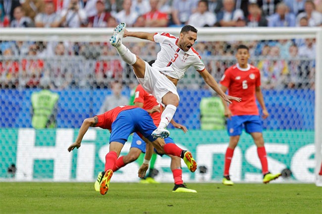 Dusko Tosic của Serbia (áo màu trắng) trong cú va chạm với Johnny Acosta của Costa Rica.